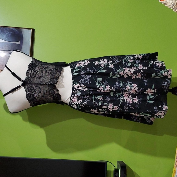 Dress - Picture 4 of 9